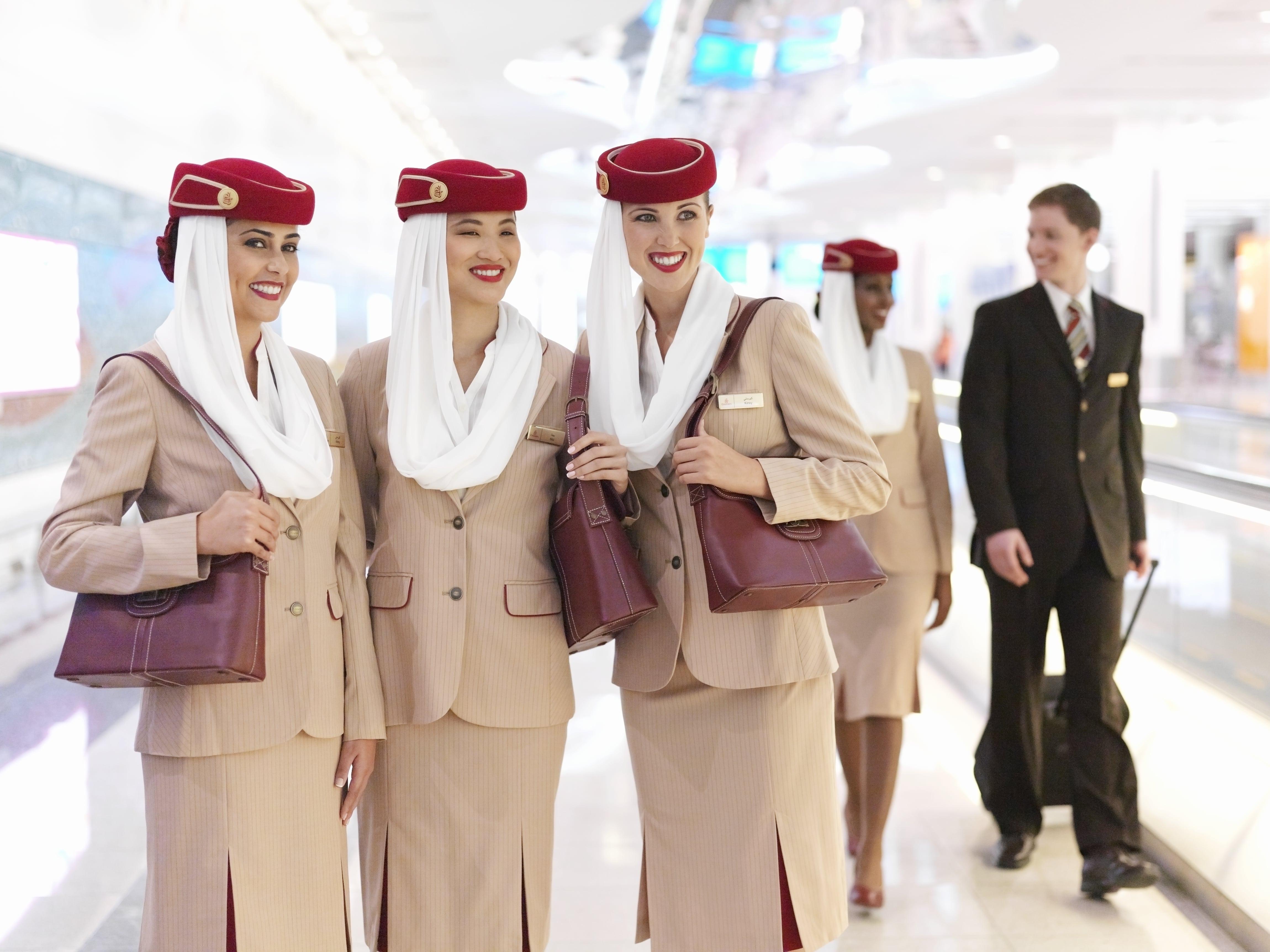 Сайт эмирейтс. Emirates Airlines форма стюардесс. Дубай Эмирейтс стюардессы. Эмерейтсбортпроводник. Форма Эмирейтс Бортпроводник.