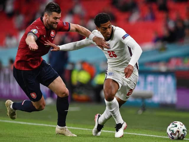 England's midfielder Jude Bellingham (R) and Czech Republic's defender Ondrej Celustka vie for the ball during the UEFA EURO 2020 Group D football match between Czech Republic and England (Photo: JUSTIN TALLIS/POOL/AFP via Getty Images)
