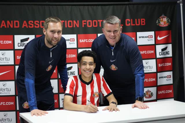 Ahmed Omar Signing professional contract with SAFC.
