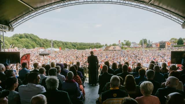 DMA chair Stephen Guy speaking to the Gala crowds in 2022.