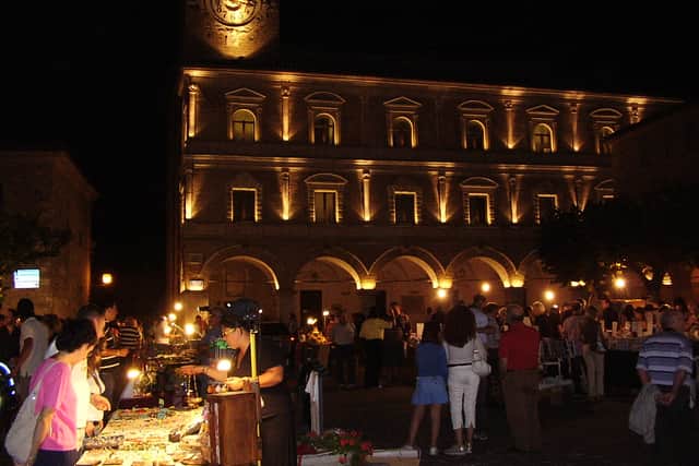 The busy nightlife of Cingoli. The photo shows a late-night antiques market.