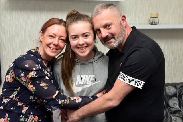 Kayleigh pictured in 2020 with parents Sonia Llewellyn and Shaun Sidney after she returned home following her transplant.