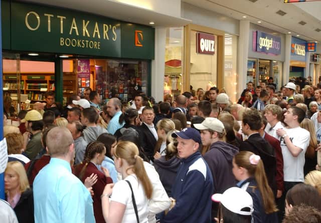 Queues to get into Ottakars in 2004.