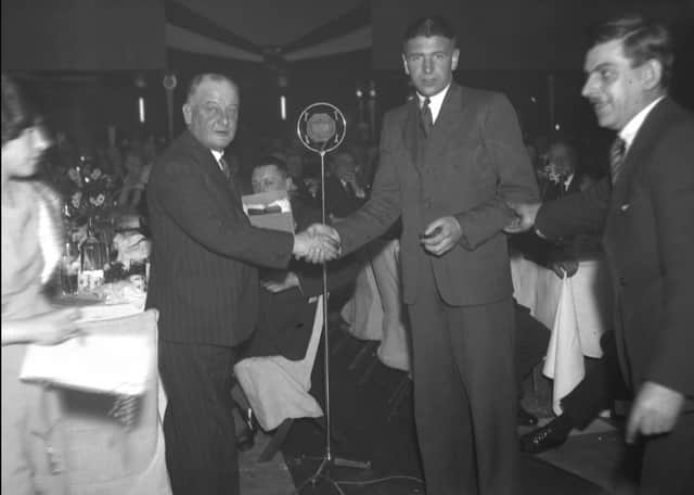 Duncan White (left) presents Sunderland star Alex Hastings with his 1936 championship medal. 