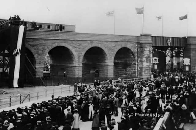 Opening day in 1909. Note the train on the bridge's upper level.