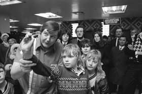 Arthur Reeves steps up to the oche to challenge darts champion Barry Twomlow and won.