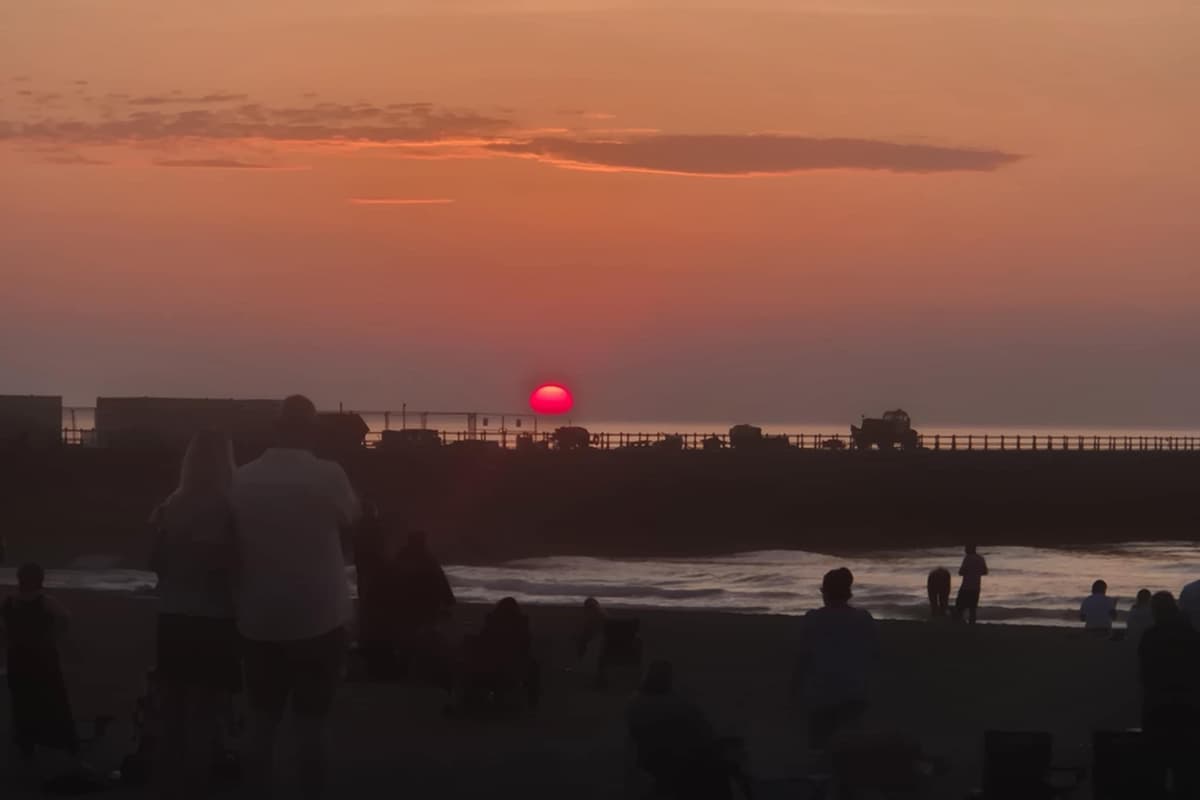 Watch as hundreds head to Roker to watch the Summer Solstice sunrise