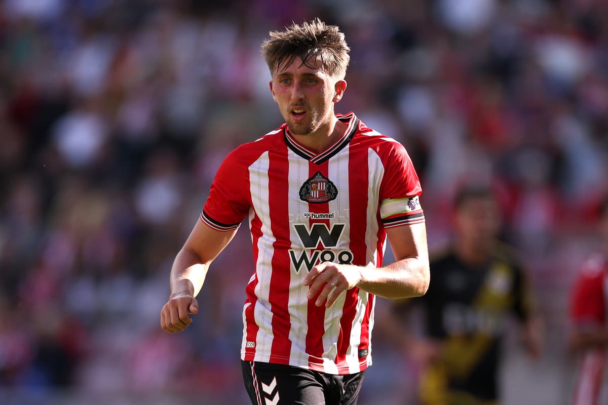 Sunderland boss issues classy Dan Neil tribute after midfielder completes ...