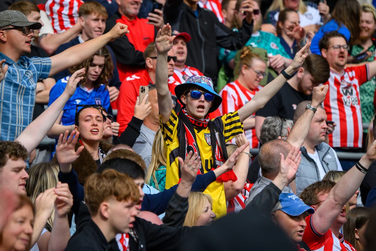 98 weitere großartige Fotos von Sunderland-Fans, die nach dem denkwürdigen ...