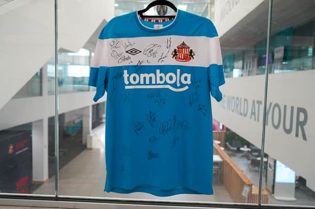 The shirt has been signed by Gordon Banks, Jimmy Montgomery and Craig Gordon.