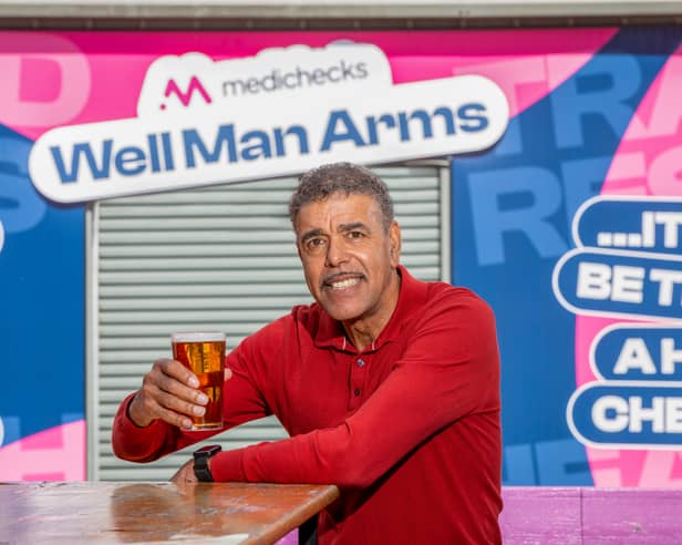 Chris Kamara shows his support for The Well Man Arms in Nottingham.