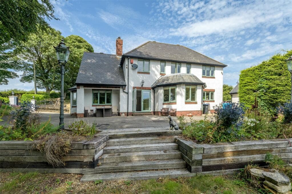 Stunning house with an annexe is set in lovely countryside between ...