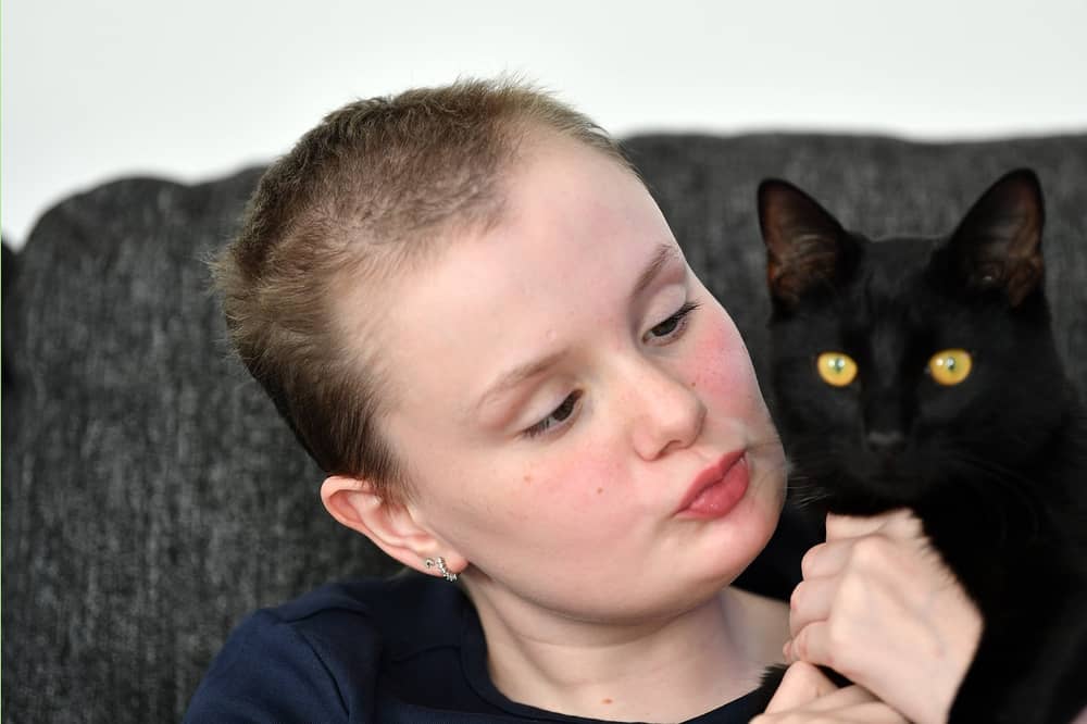 Evie Owens (11) with her cat Jasper.