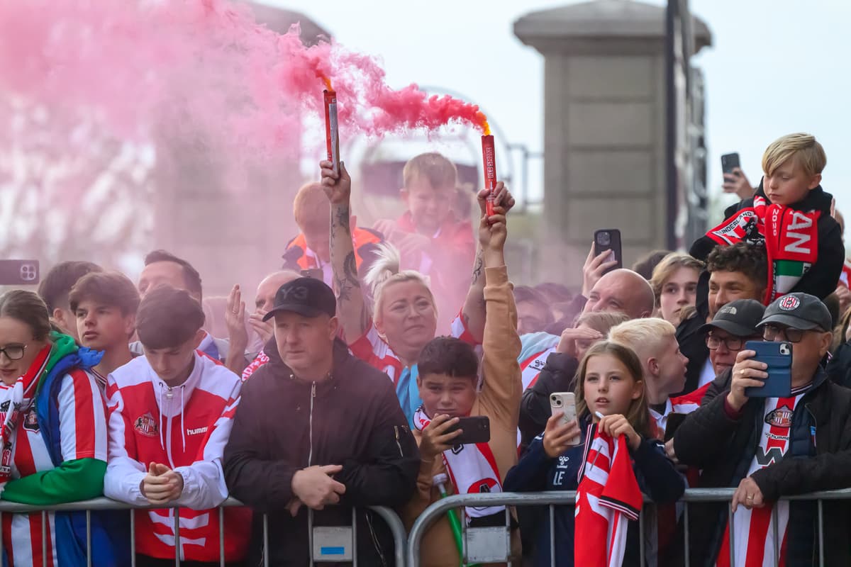 20 superb photos of passionate Sunderland fans welcoming Regis Le Bris & ...