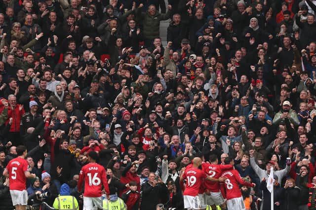Manchester United fans celebrate a goal by Bruno Fernandes (photo Getty Images)