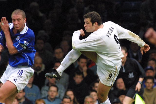 Mark Viduka fires towards goal past Leicester City defender Matt Elliott.