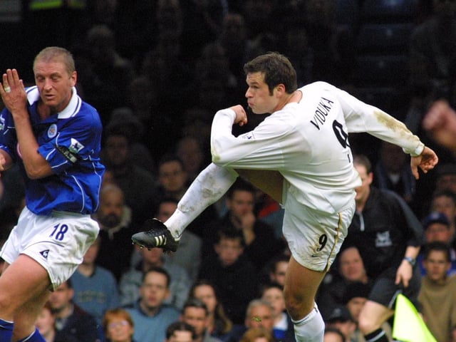 Mark Viduka fires towards goal past Leicester City defender Matt Elliott.