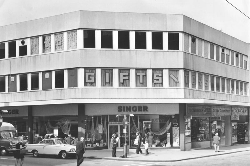 Remember the Singer shop, on the corner with Aberdeen Walk ? Above, of course, was Scene One and Two, and to the right can be seen Pickwicks gifts and toys, Eastern Carpet Stores and Dolcis shoe shop.