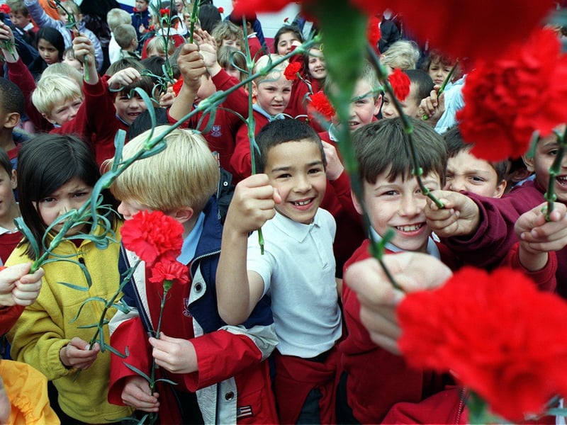 School children from three Leeds schools gathered on Woodhouse Moor to launch the Posy Campaign.