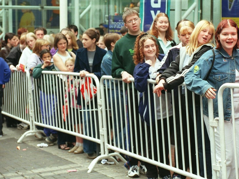 The queue at the Breeze 99 ticket launch outside the Virgin Megastore.