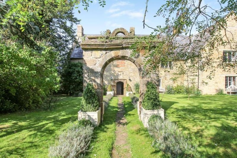 Exterior garden view of the Abbey Lodge (photo from Rightmove)