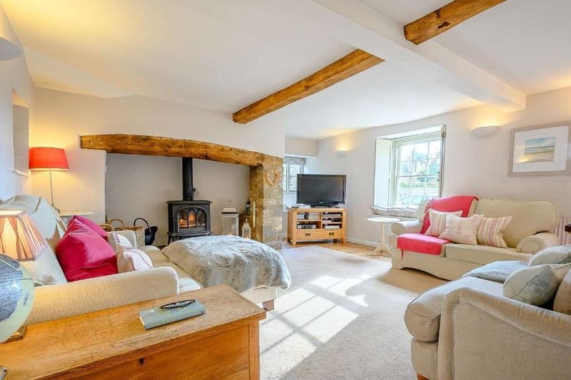 Living room at Ivy Cottage (Image from Rightmove)