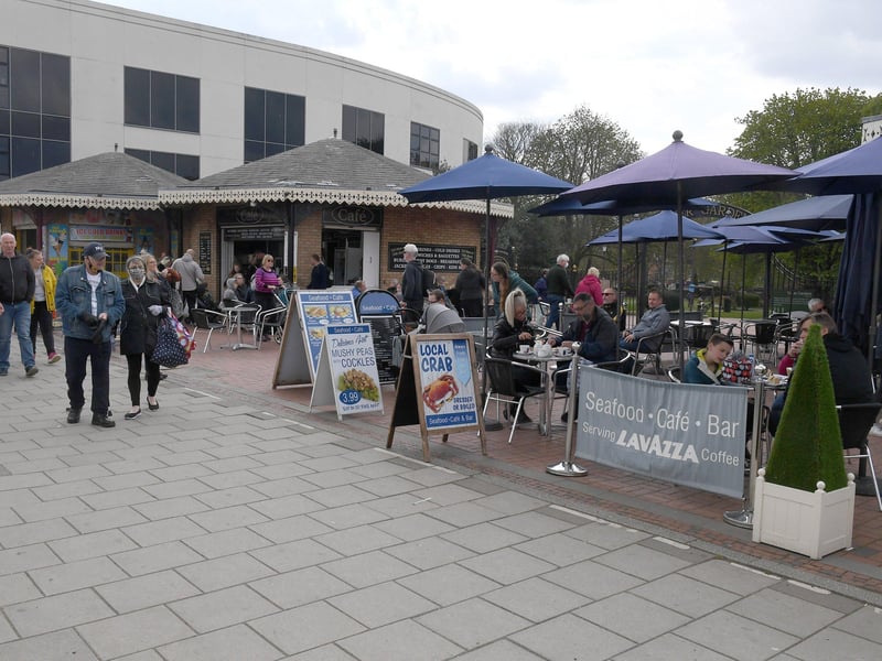 Alfresco dining in Skegness over May bank holiday weekend. ANL-210405-134006001