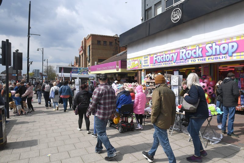 Lumley Road in Skegness busy with shoppers over May bank holiday weekend. ANL-210405-133954001