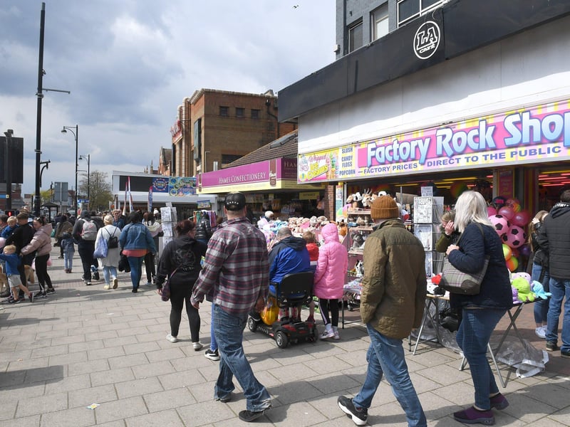 Lumley Road in Skegness busy with shoppers over May bank holiday weekend. ANL-210405-133954001
