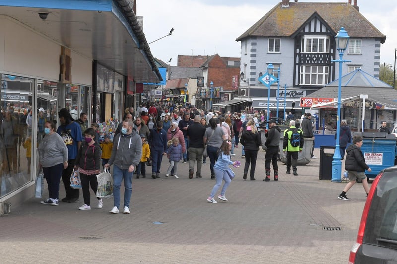 Shoppers exploring Skegness town centre over May bank holiday weekend. ANL-210405-133921001