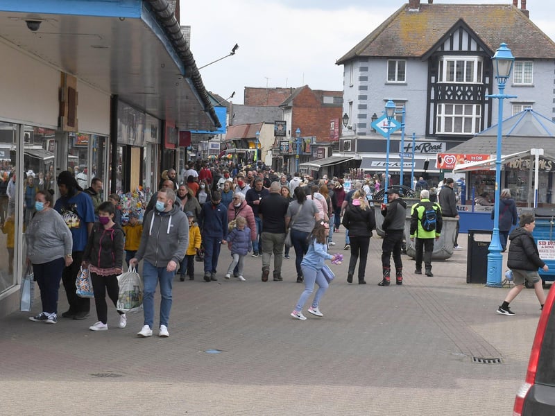 Shoppers exploring Skegness town centre over May bank holiday weekend. ANL-210405-133921001