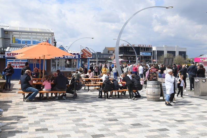 Alfresco dining on the new pedestriianised area of Tower Esplanade over May bank holiday weekend in Skegness. ANL-210405-134208001