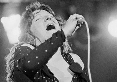Scottish singer Maggie Bell performing with Stone The Crows. (Photo by Michael Putland/Getty Images)