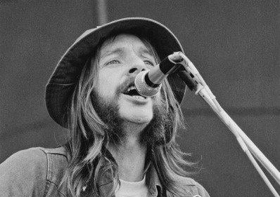 English singer-songwriter Alan Hull performing with folk rock group Lindisfarne. (Photo by Michael Putland/Getty Images).