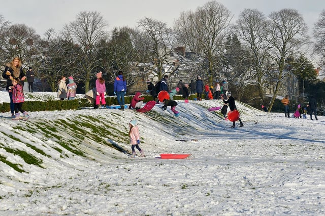 Families enjoy the sunshine and snow in Brooke Park on Saturday afternoon last. Photo: George Sweeney / Derry Journal.  DER2104GS – 027