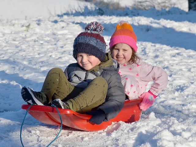Five year olds Sam Anderson and Katie McGinley had fun the snow at the Creggan Burn on Saturday morning last. Photo: George Sweeney / Derry Journal. DER2104GS – 016