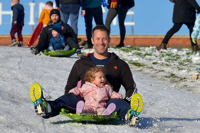 Two and a half year old Zoe Barkley and her dad Guy having fun in a snow covered Brooke Park on Saturday afternoon last. Photo: George Sweeney / Derry Journal.  DER2104GS – 011