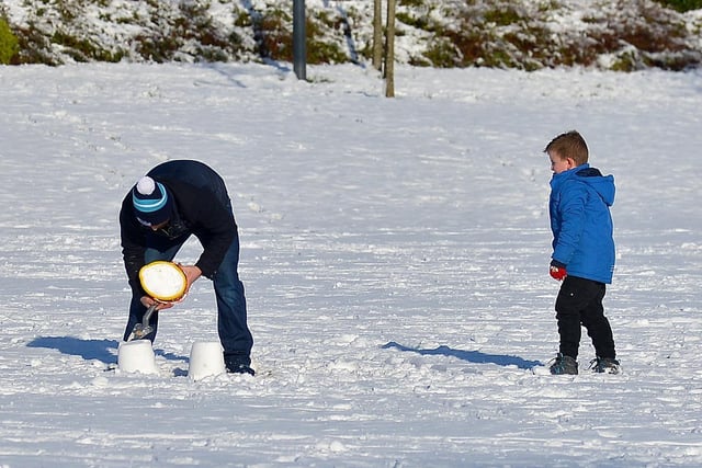 Making snow castles in Brooke Park on Saturday afternoon last. Photo: George Sweeney / Derry Journal.  DER2104GS – 034