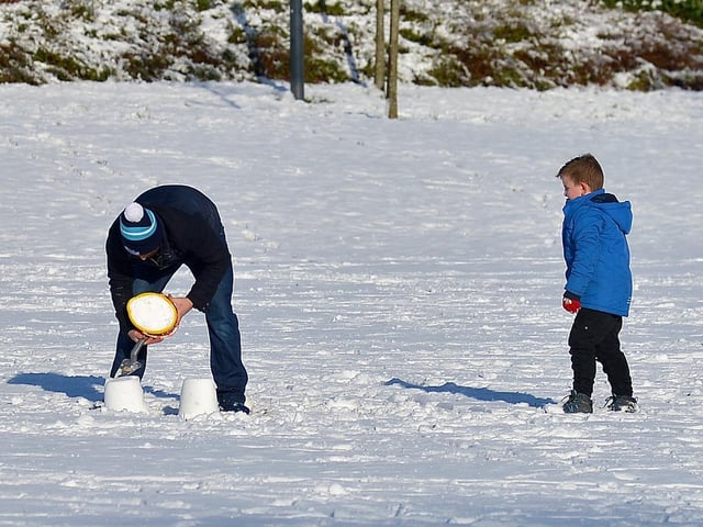 Making snow castles in Brooke Park on Saturday afternoon last. Photo: George Sweeney / Derry Journal. DER2104GS – 034