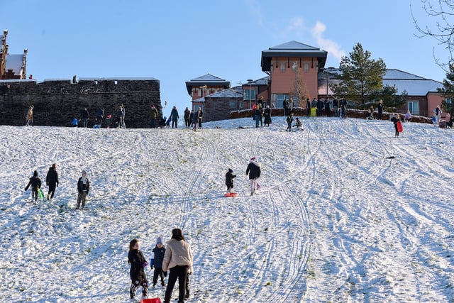 Families enjoy the snow on the banking overlooking the Bogside on Saturday afternoon last. Photo: George Sweeney / Derry Journal.  DER2104GS – 035