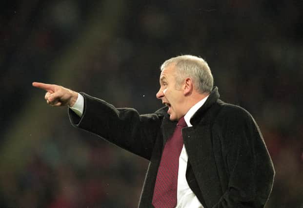19 Dec 2000:  Sunderland manager Peter Reid lays down some orders during the Worthington Cup fifth round match against Crystal Palace played at Selhurst Park, in London. Crystal Palace won the match 2-1. \ Mandatory Credit: Phil Cole /Allsport