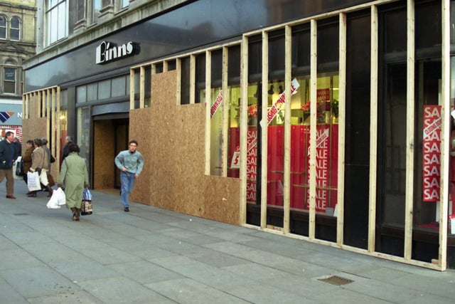 The boards going up outside Binns in an Echo photo from January 26, 1993.
