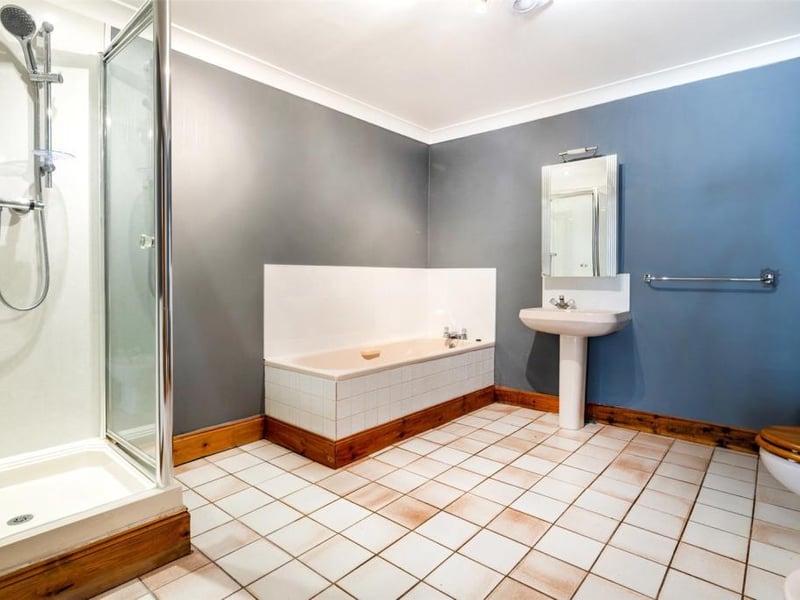 Garden level apartment - Bathroom.