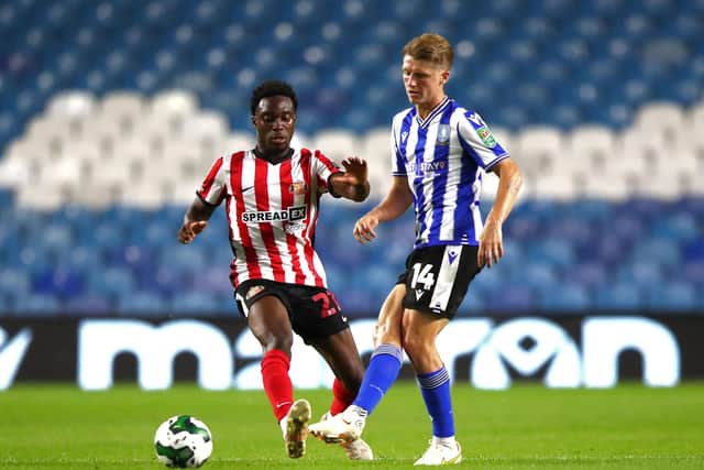 Sunderland's Jay Matete and Sheffield Wednesday's George Byers battle for the ball during the Carabao Cup, first round match at Hillsborough, Sheffield. Picture date: Wednesday August 10, 2022. PA Photo. See PA story SOCCER Sheff Wed. Photo credit should read: Isaac Parkin/PA Wire.

RESTRICTIONS: EDITORIAL USE ONLY No use with unauthorised audio, video, data, fixture lists, club/league logos or "live" services. Online in-match use limited to 120 images, no video emulation. No use in betting, games or single club/league/player publications.