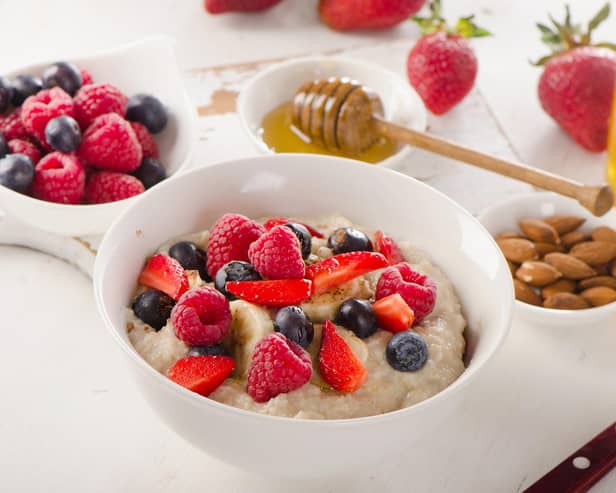 ​A good, healthy breakfast, such as porridge with fruit, is an ideal way to start the day.