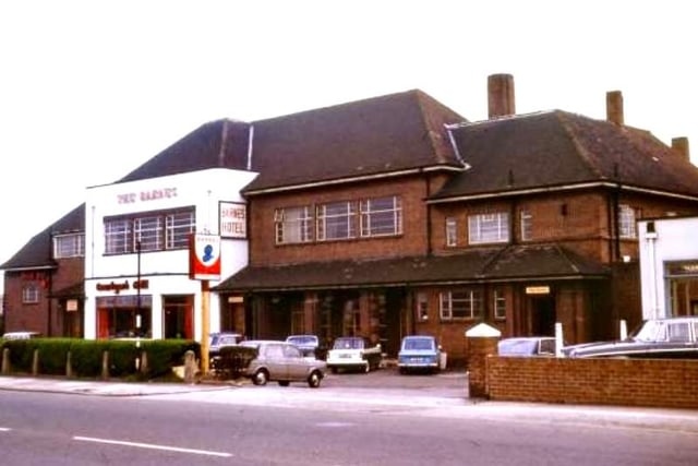 A well known Sunderland pub in 1967 with plenty of cars outside. How many of them do you remember?