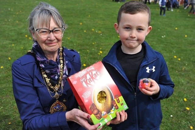 Mayoress of Sunderland Dorothy Trueman presents 6-7 age group winner Dawson Harrison with his egg.  Picture by FRANK REID
