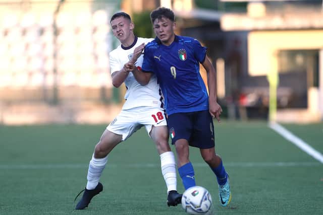 VERCELLI, ITALY - AUGUST 23: Mattia Mosconi (R) of Italy is challenged by Chris Rigg (L) of England during the International Friendly Match between Italy U16 v England U16 at Stadio Silvio Piola on August 23, 2022 in Vercelli, Italy. (Photo by Marco Luzzani/Getty Images)
