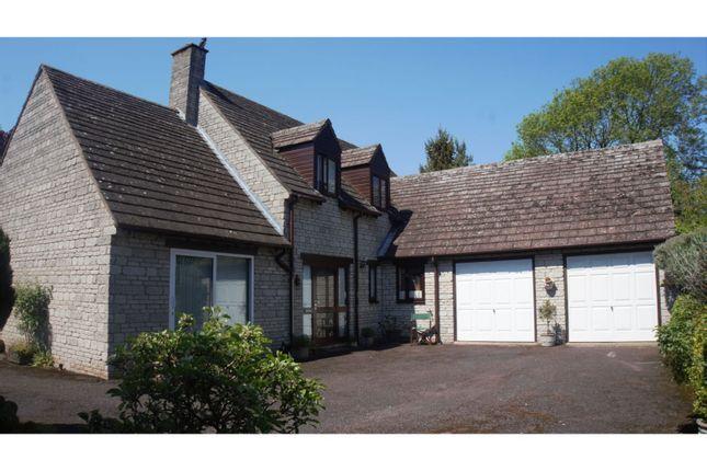 This four bedroom detached house features four bedroom with an en-suite to the master, a large kitchen and breakfast room, lounge, study and double garage. First listed in 2018, the property has seen its price be reduced five times. Most recently, it was reduced by £97,750 in January 2021. Available for offers over £572,250.