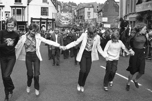 Dancing their way to the racecourse in 1979.